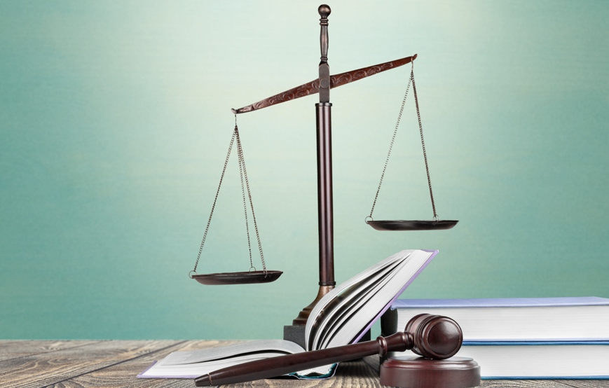 balanza y mazo de justicia